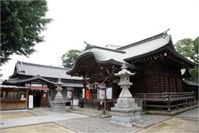 写真: 津田沼鎮座菊田神社の拝殿・社殿