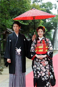 写真: 新郎新婦と番傘