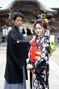 写真: 新郎と黒引き袖の花嫁