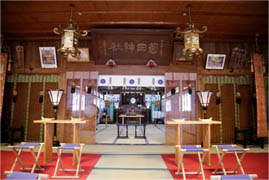 写真: 津田沼鎮座菊田神社の拝殿内